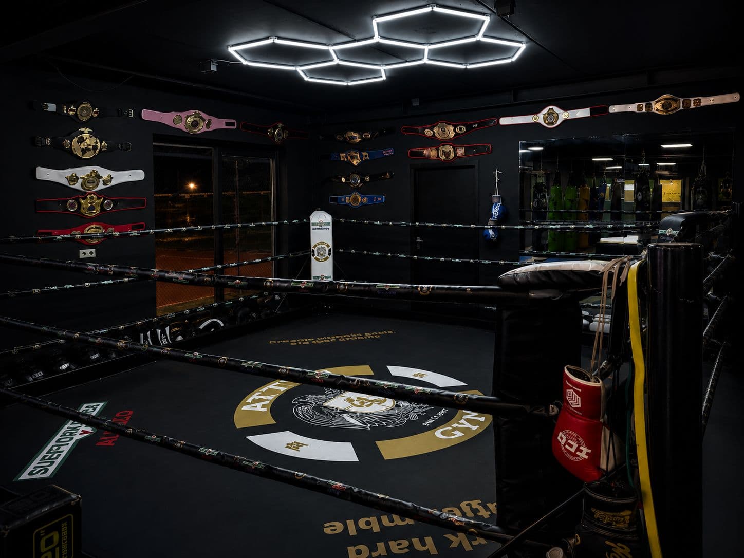 De ring en championship belts in de sportschool van Atty's Gym
